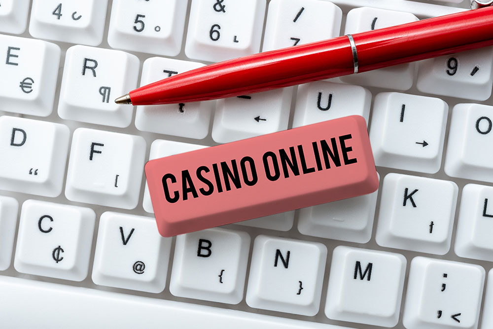 casino online y un teclado con una pluma novibet