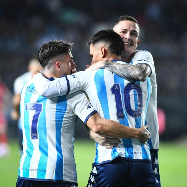 Jugadores de Racing celebrando en el último partido