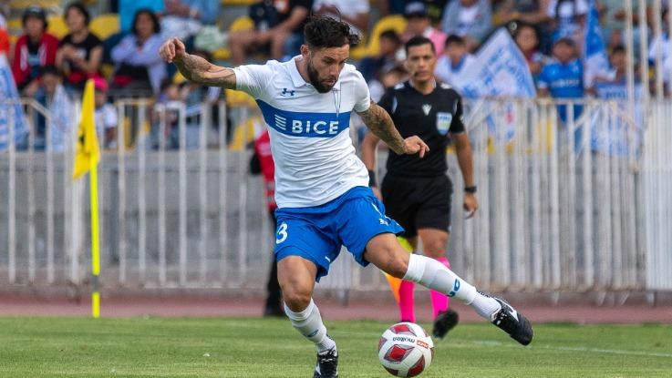 Eugenio Mena jugando con la camiseta de la U Católica
