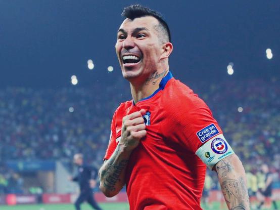 El Pitbull Medel con la camiseta de La Roja
