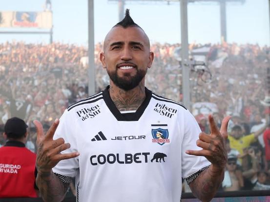 Arturo Vidal en su presentación de vuelta con Colo Colo como el mejor pagado de Chile