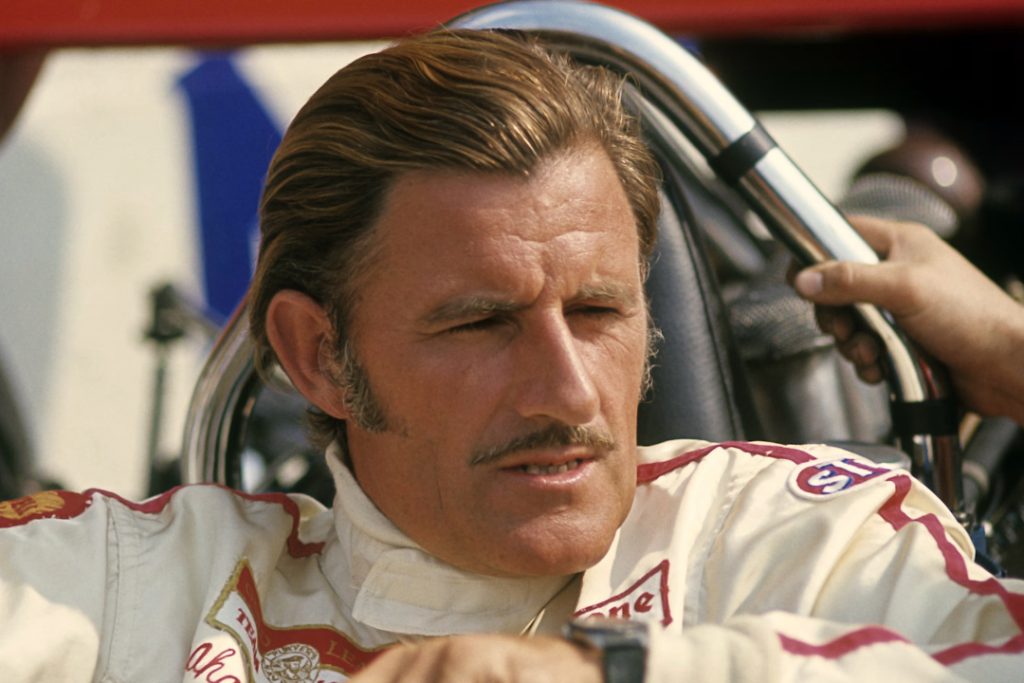 Graham Hill en su coche de F1