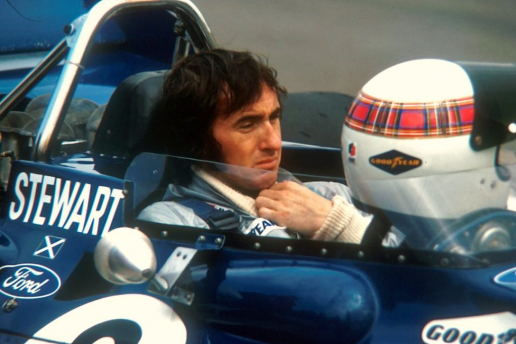 Uno de los mejores corredores de F1 de la historia, Jackie Stewart, esperando en la grilla