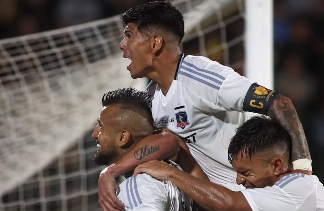 Jugadores de Colo Colo celebrando.
