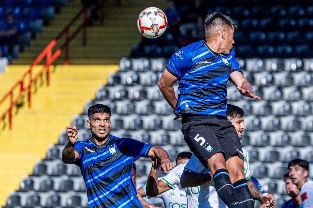 jugadores de Huachipato en el campo.