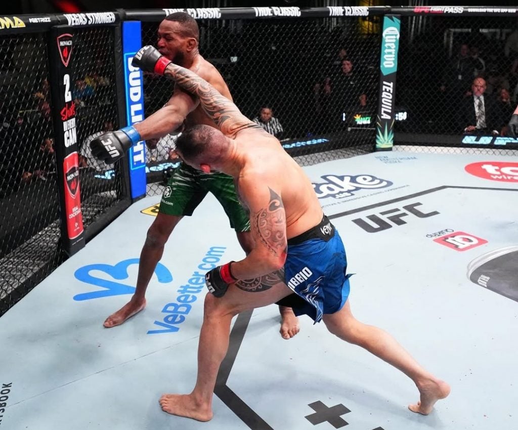 Santiago Ponzinibbio lanzando un recto.