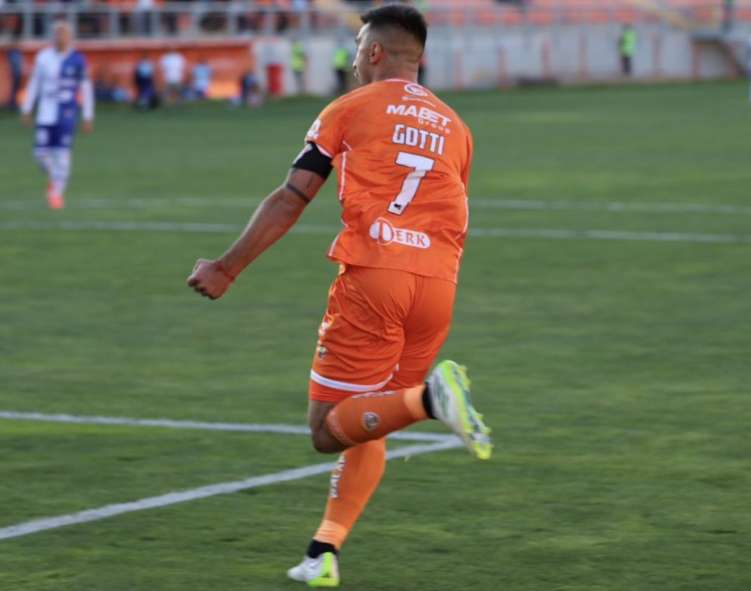 Gustavo Gotti celebrando con el Cobreloa.