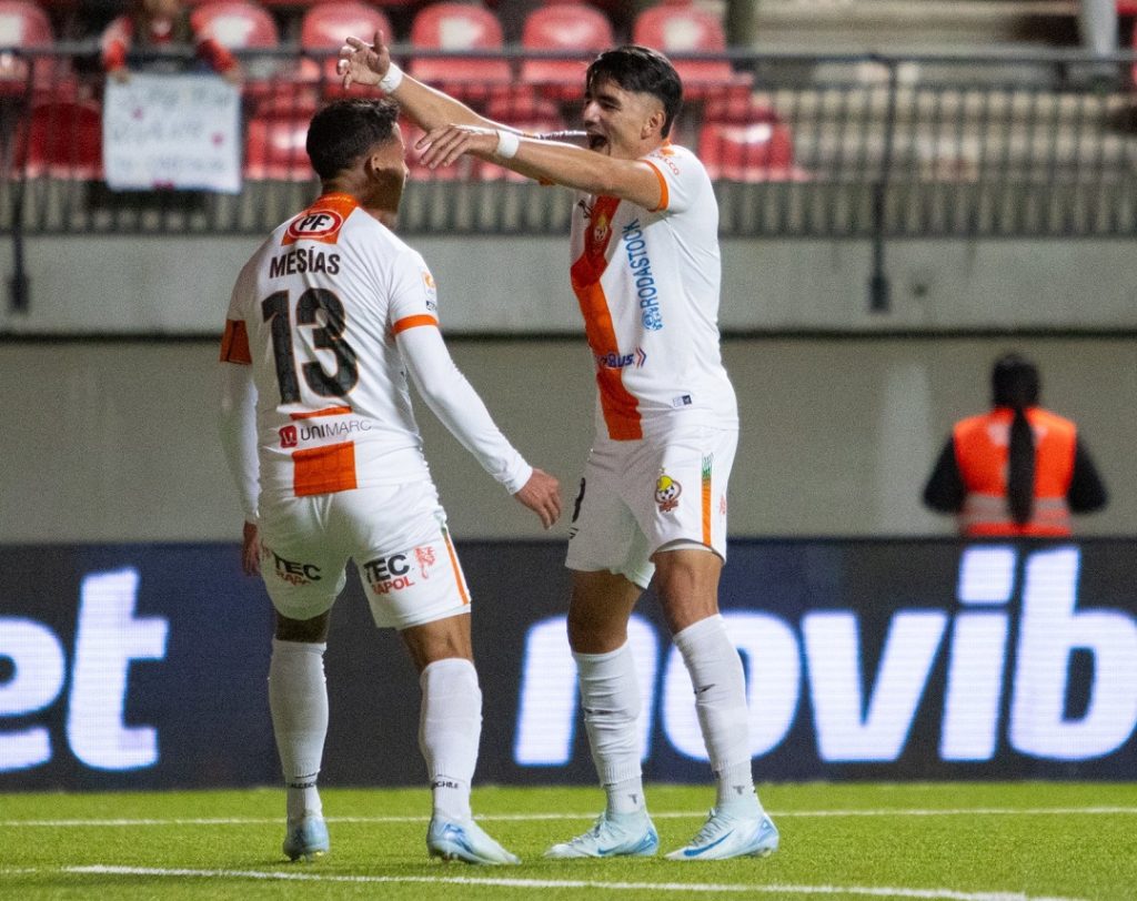 jugadores de cobresal celebrando