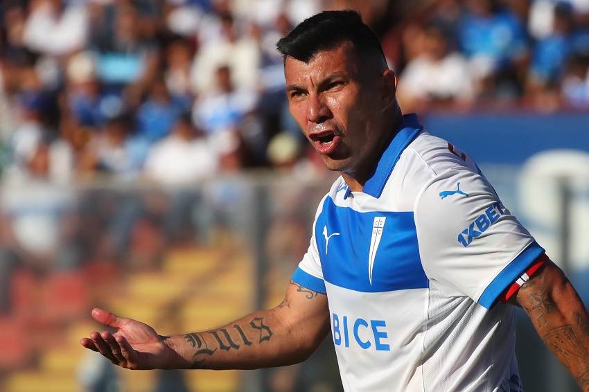 Gary Medel jugando para la U Católica
