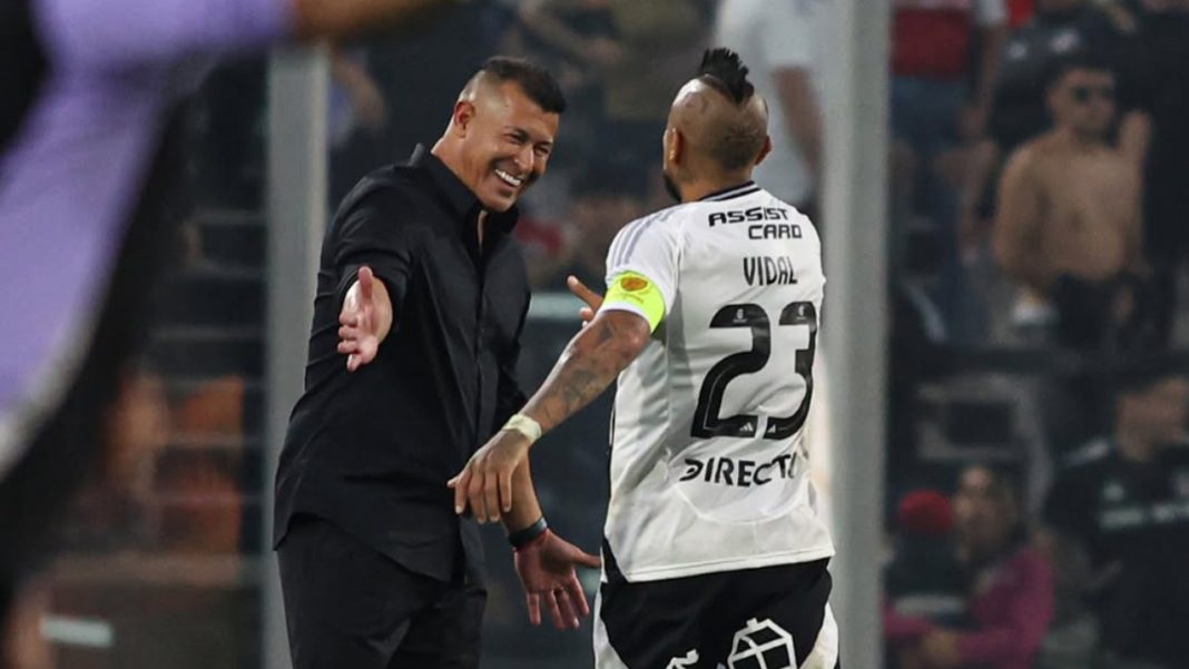 Arturo Vidal celebrando con su técnico