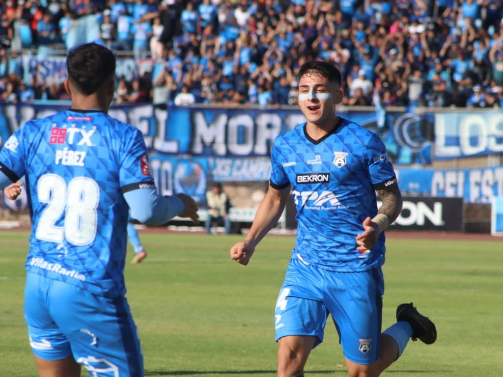 Jugadores de San Marcos de Arica celebrando.