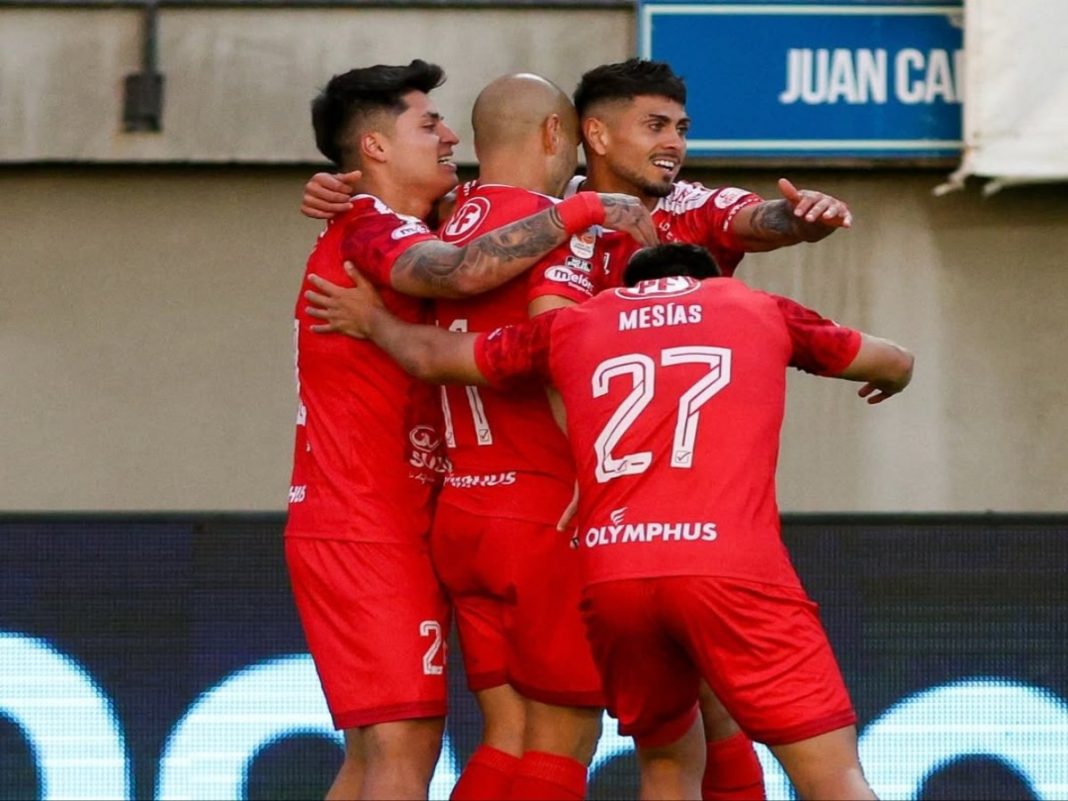 Jugadores del Unión La Calera celebrando un gol