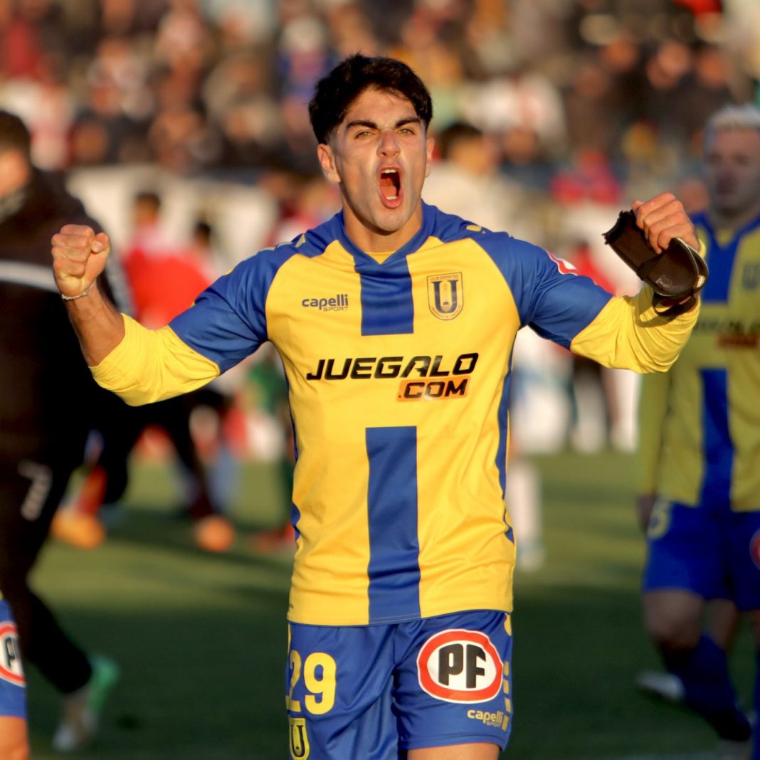 Jugador de la U de Concepción celebrando tras un partido