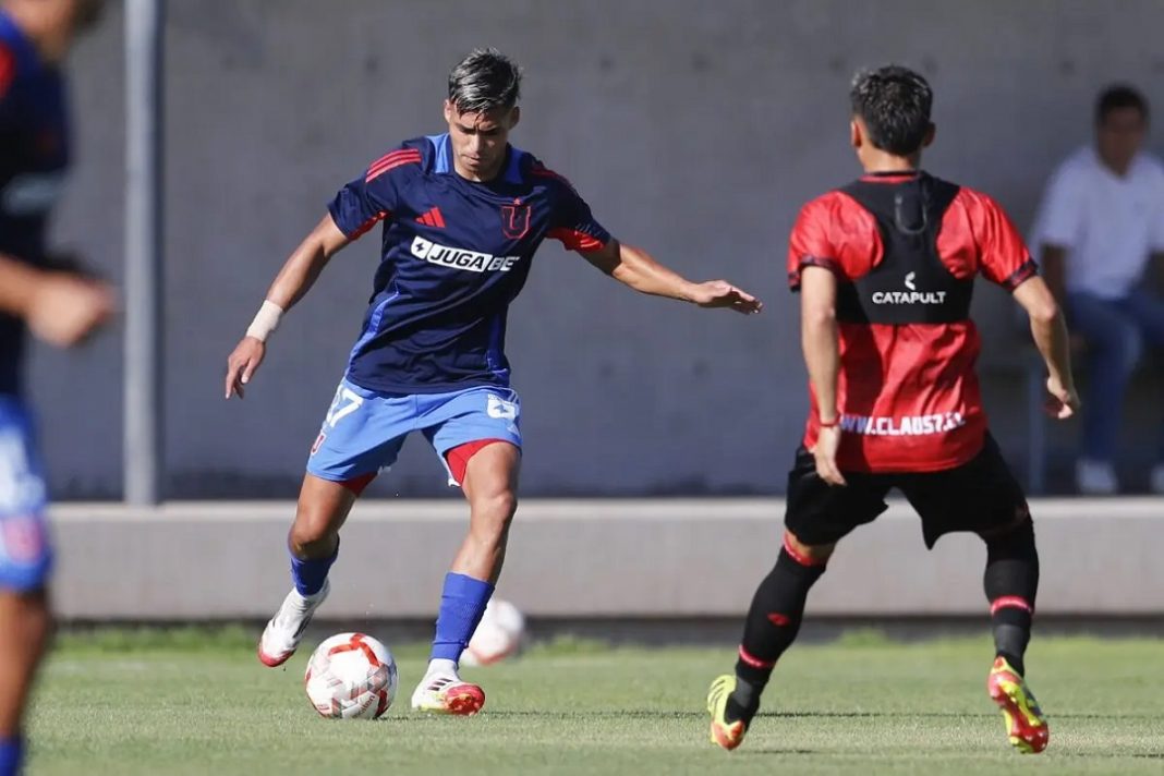 Jugadores de la Universidad de Chile y Limache en un cara a cara en la cancha