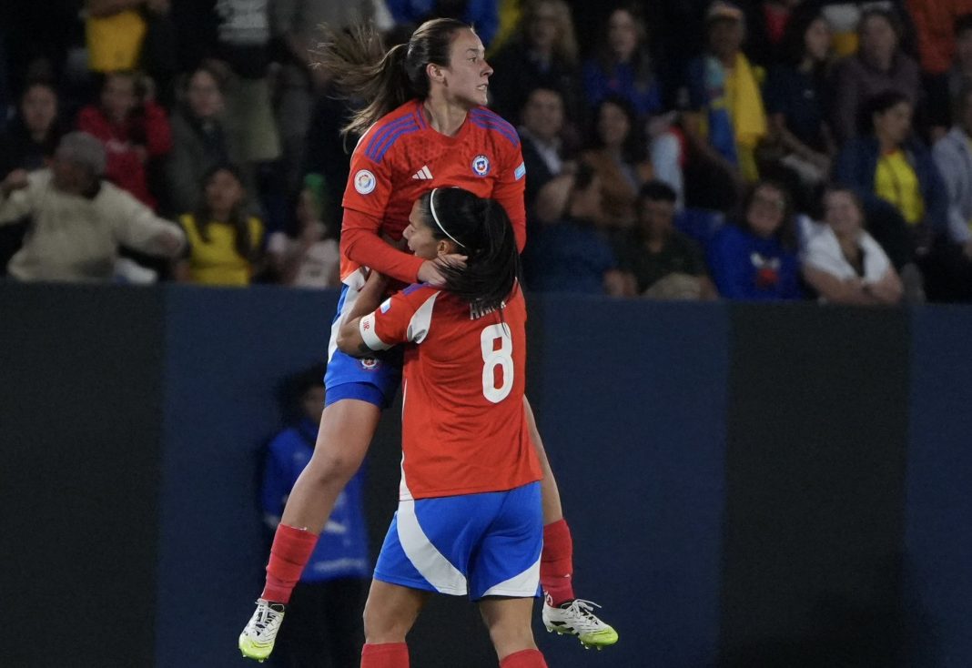 Jugadoras de La Roja (Chile) celebrando tras un gol