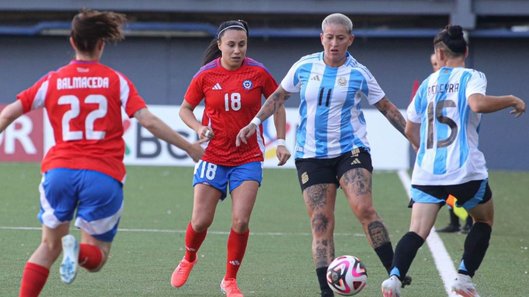 Jugadoras de Chile y Argentina en medio de un encuentro amistoso