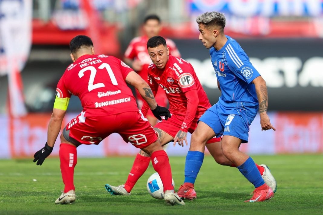 Ñublense vs Universidad de Chile en un partido de liga.