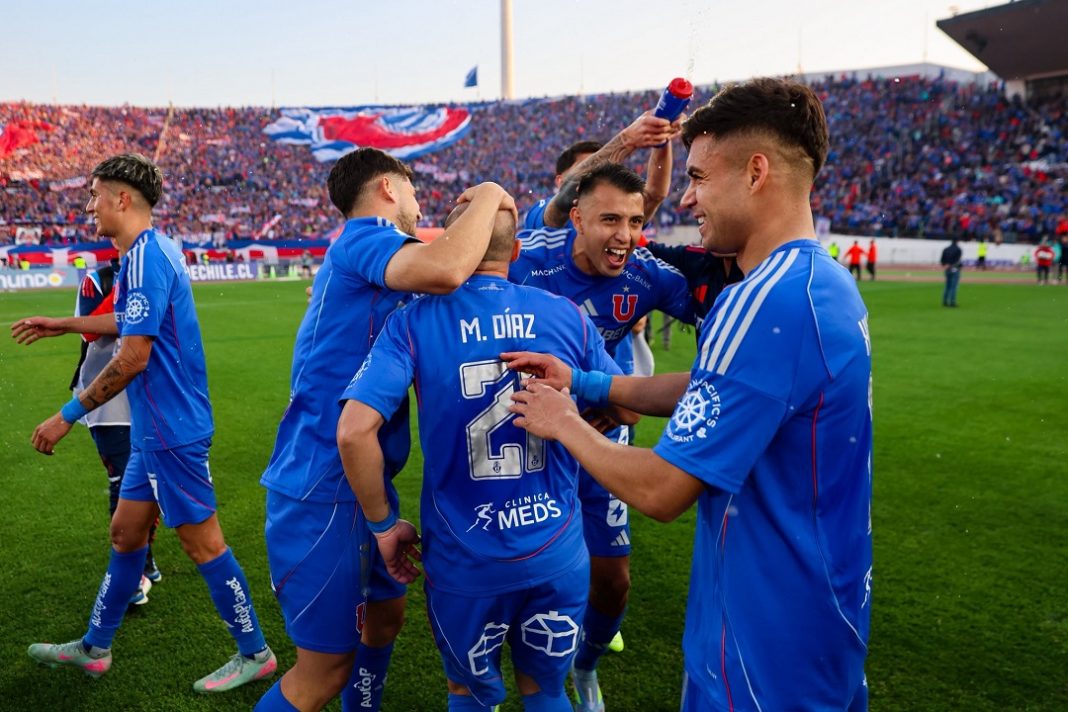 Jugadores de la U de Chile celebrando.