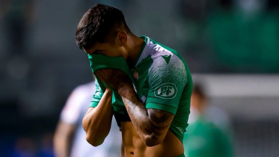 Jugador de Audax Italiano pasándola mal en un partido