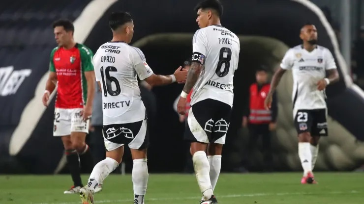 Jugadores del Colo Colo en medio de un partido