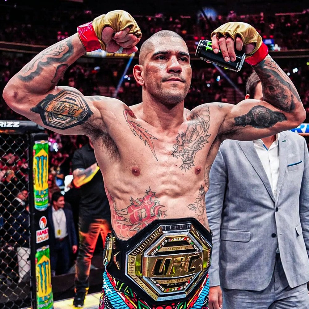 Lutador do UFC comemorando a conquista do título