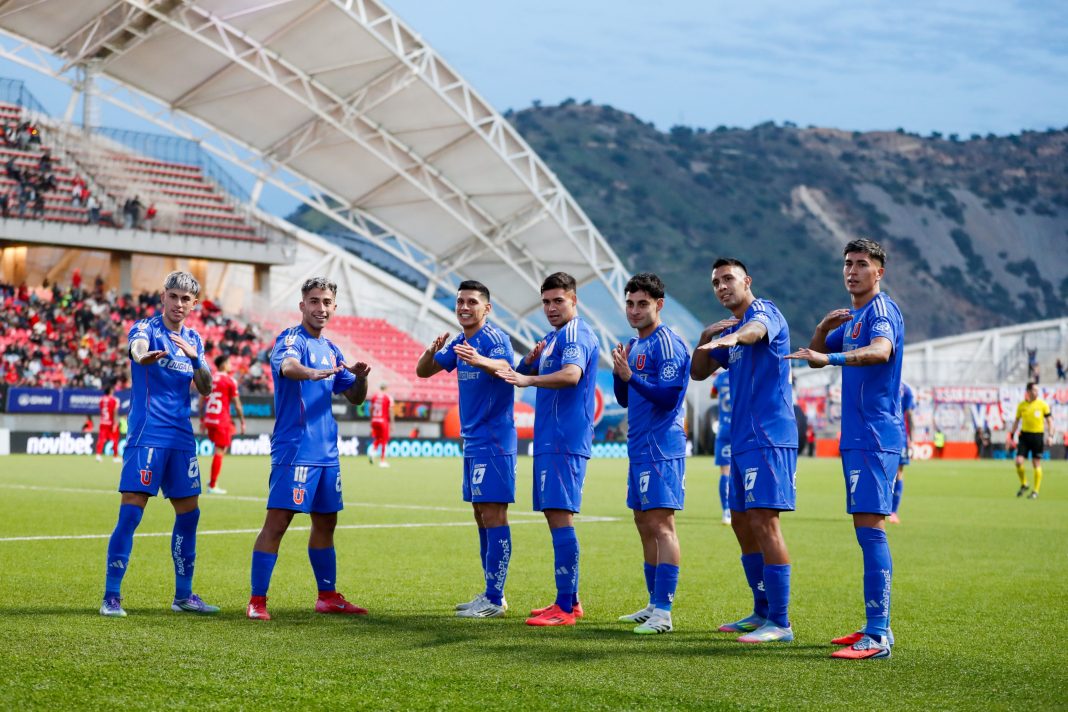 Parte del equipo de la U posando para una foto