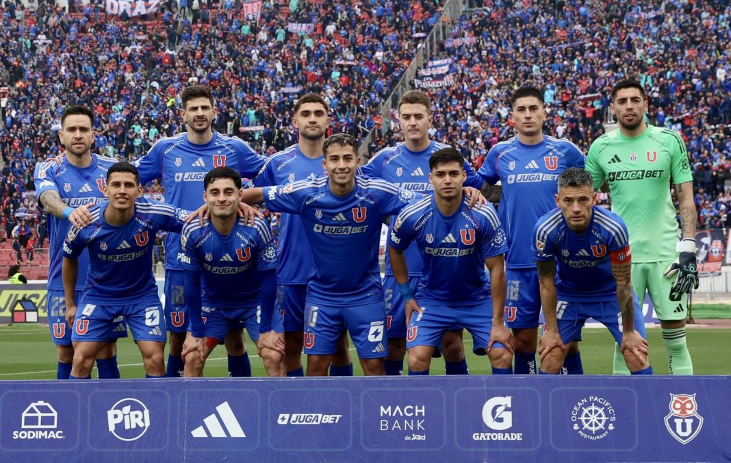 Foto de equipo de la U antes de un partido