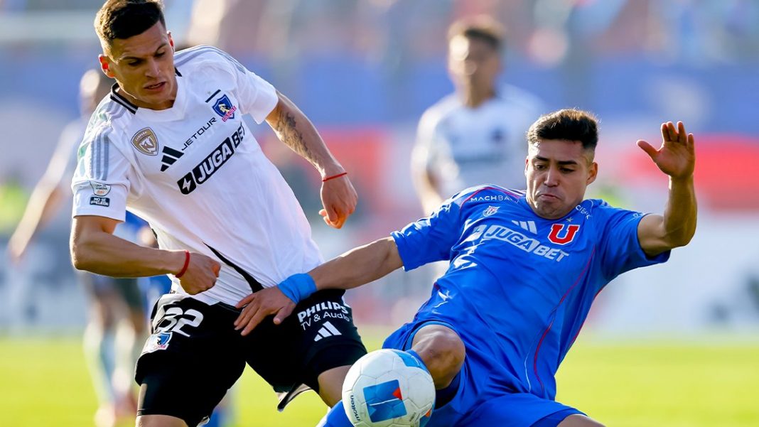 Jugador de Colo-Colo y la U de Chile disputando un balón