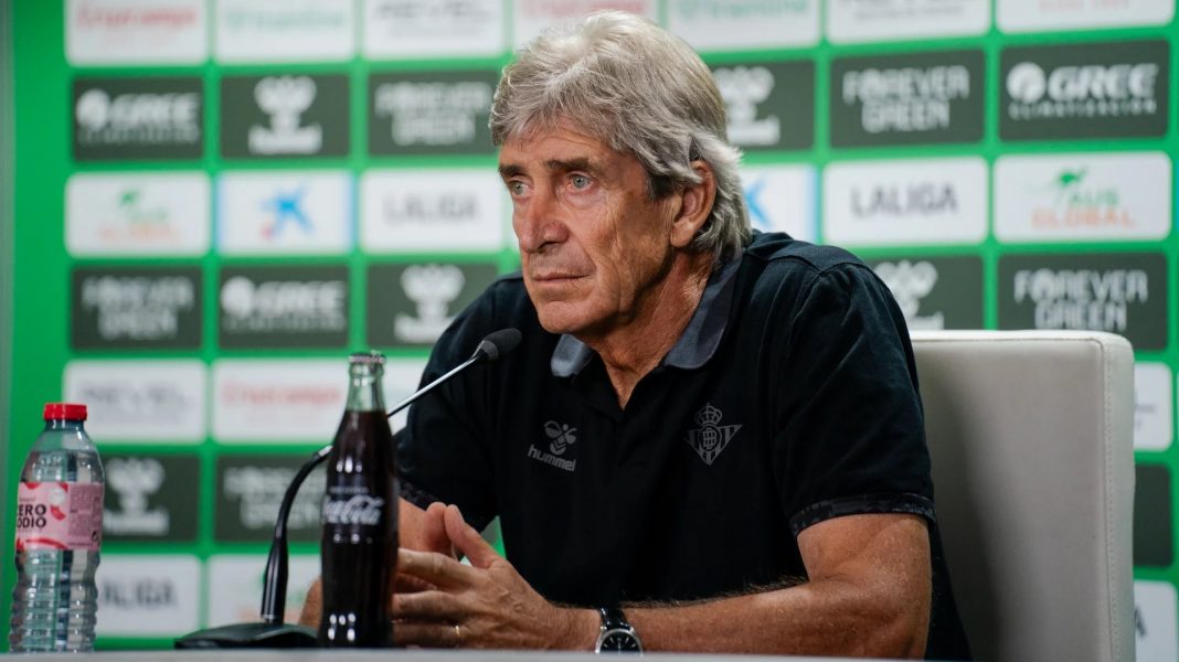 El chile Manuel Pellegrini es el DT del Betis