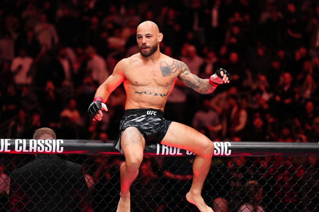 Jean Silva en el octágono de UFC.