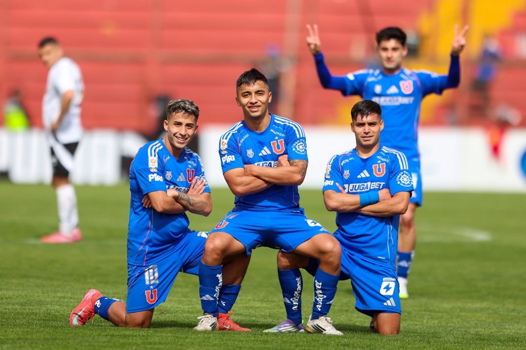 Jugadores de la U. de Chile celebrando.