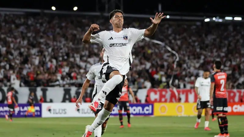Salomón Rodríguez celebrando con el Colo Colo