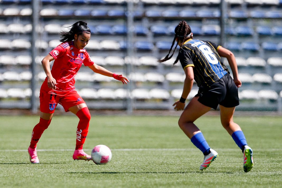 Jugadora de la U de Chile en el partido de ida