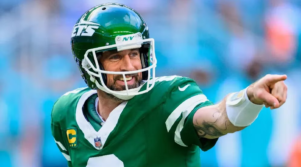 Aaron Rodgers renovó con los Spurs