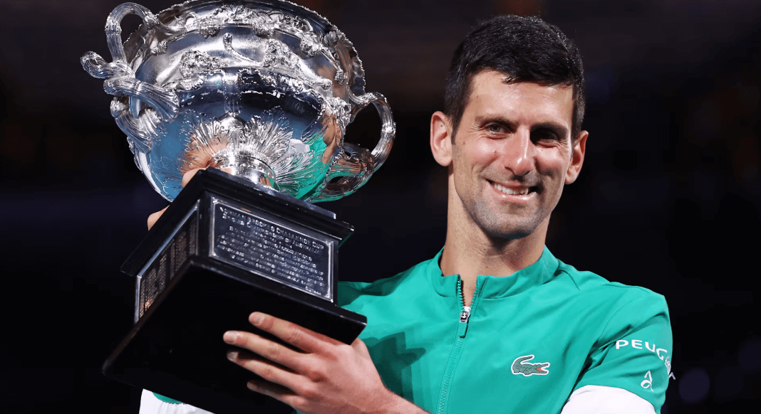 Novak Djokovic levantando el trofeo del Australian Open