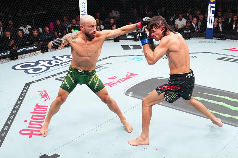 Alexander Volkanovski vs Diego Lopes en el primer combate.