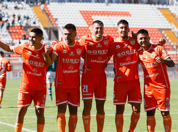 Equipo de Cobreloa en presentación