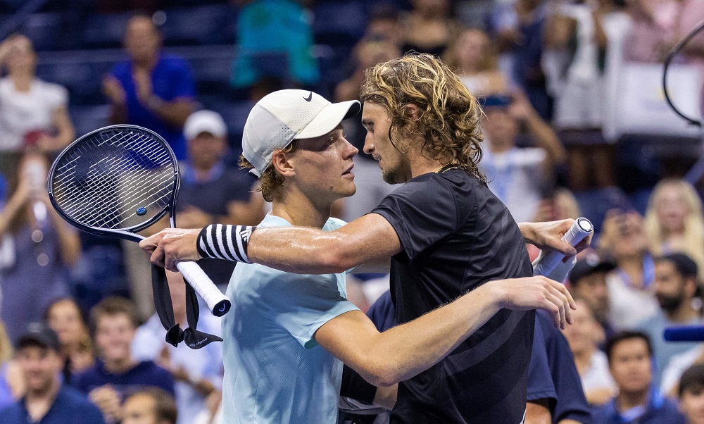 Sinner vs Zverev en un abrazo