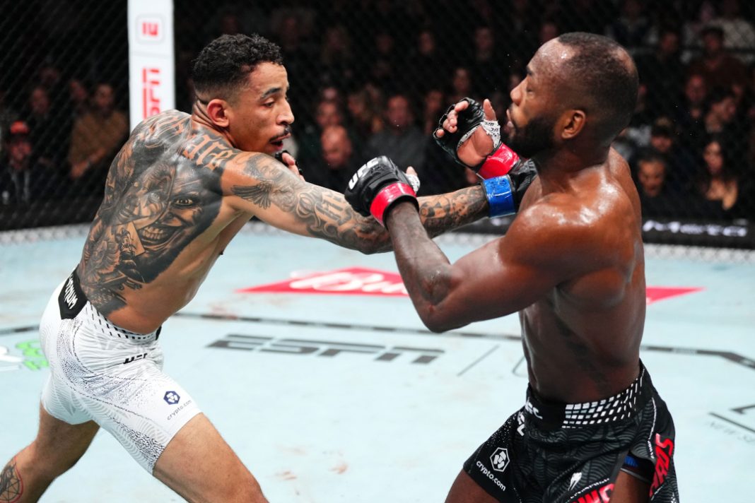 Carlos Prates comemora vitória no UFC