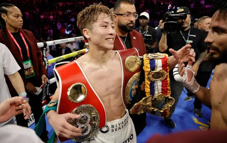 Naoya Inoue con sus cinturones