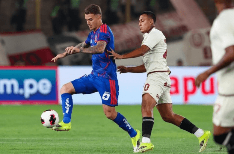 Jugador de La U en medio de un partido