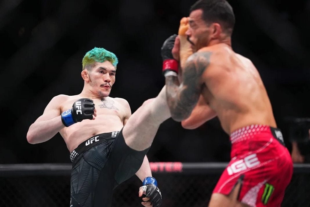 Melquizael Costa desfere chute em oponente no UFC