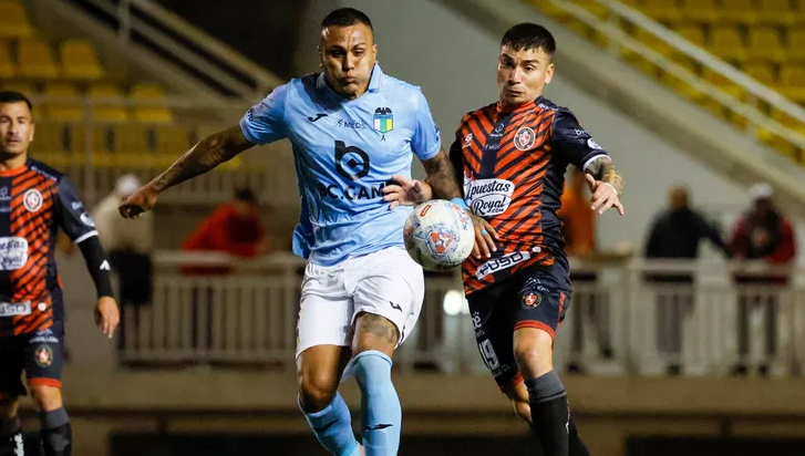 Jugador del Limache peleando un balón