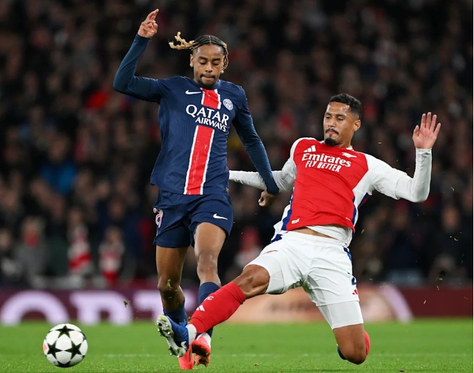 Barcola del PSG peleando un balón