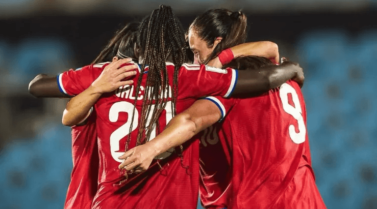 Mary Valencia y otras jugadoras de La Roja celebrando un gol