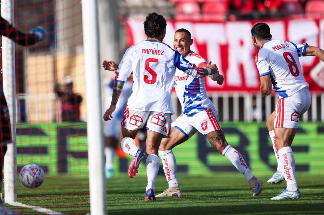 Jugadores de la U de Chile celebrando.