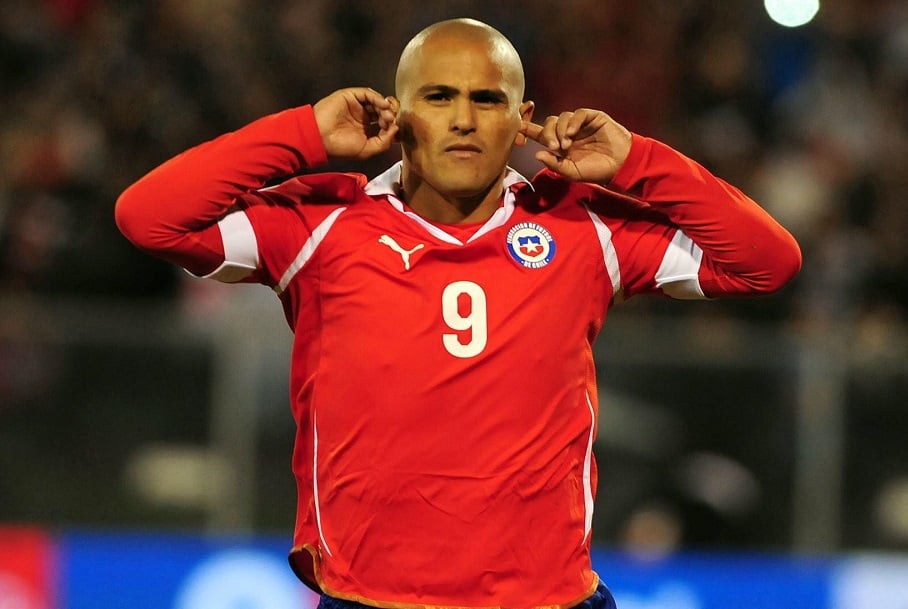 Chupete Suazo con la selección