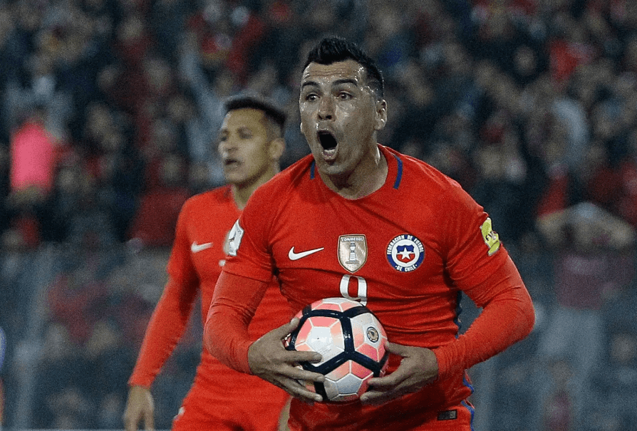 Esteban Paredes con la Roja