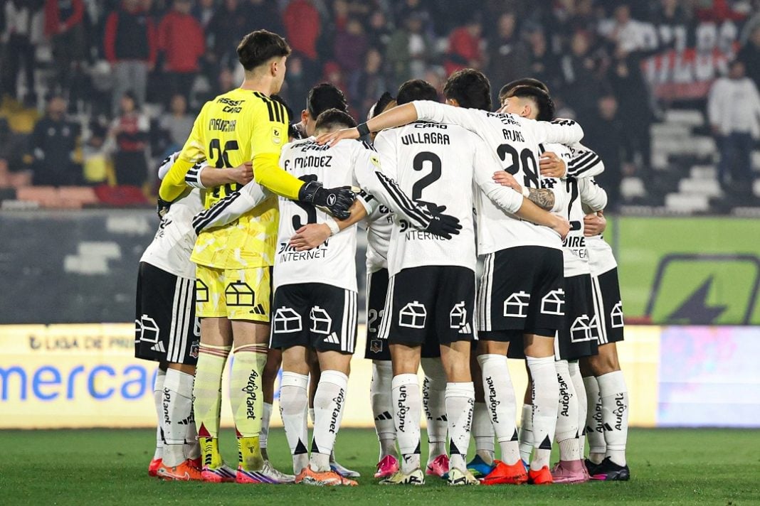 Jugadores de Colo Colo en el campo de juego